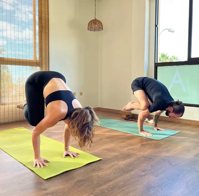 Practicando postura de Bakasana.